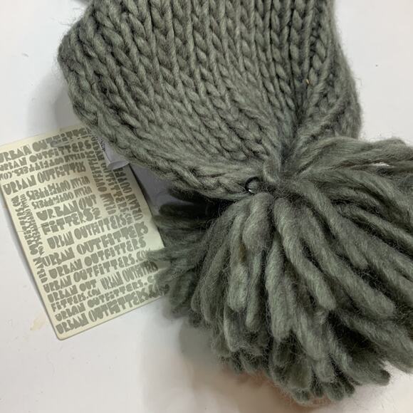 Urban Outfitters Gray Chunky Knit Pompom Scarf New with tag W-110 - Picture 3 of 7
